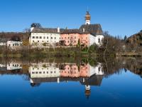 Das Kloster Höglwörth spiegelt sich im gleichnamigen See